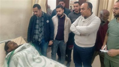 نائب محافظ المنيا يطمئن على مصابي حادث انقلاب ميكروباص بمستشفى الصدر 