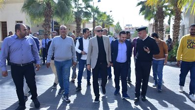 «محافظ الأقصر» يبحث شكاوى ومطالب المواطنين عقب صلاة الجمعة (صور)