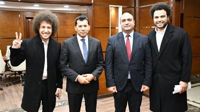 وزير الشباب يلتقي بطل معركة السفارات بالخارج