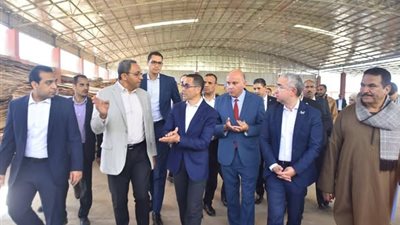 وزير الاستثمار ومحافظ قنا يتفقدان سير العمل بالمنطقة الحرة العامة بقفط 