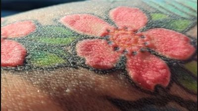 هل يمكن أن يؤثر الوشم على الجلد بشكل سلبي؟