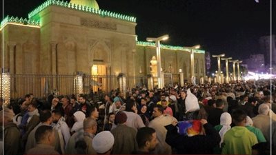 الآلاف يحتفلون بمولد السيدة زينب في القاهرة وسط جدل حول صور وزير الأوقاف 