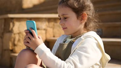 الآثار السلبية للإفراط في وقت الشاشة على عقول الأطفال