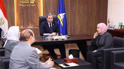 محافظ دمياط يبحث مع معهد علوم البحار سبل مواجهة تآكل الشواطئ 