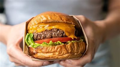 علماء يحددون.. كم مرة تتناول البرجر أسبوعيًا؟