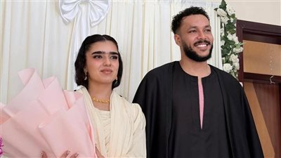 ويجز يشارك جمهوره بصورته مع عروسته بالحلباب الصعيدي.. ويعلق: 