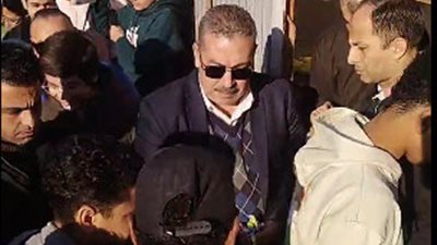 مدير إدارة بنها التعليمية يستقبل طلاب الشهادة الإعدادية بالشوكولاتة قبل الامتحانات