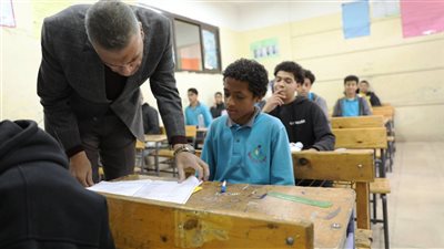 محافظ أسوان يتابع انتظام سير امتحانات الفصل الدراسى الأول للشهادة الإعدادية