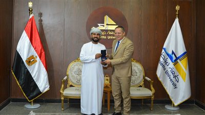 رئيس جامعة دمياط يكرم باحثًا عُمانيًا وافدًا لحصوله على درجة الدكتوراه