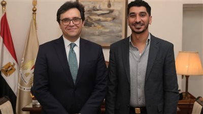 وزير الثقافة يلتقي المخرج كريم الشناوي لبحث التعاون ودعم التجارب السينمائية الشابة 