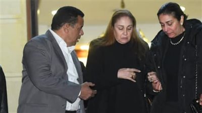 أبرزهم دنيا وإيمي سمير غانم.. نجوم الفن في عزاء شقيق شيرين (صور)