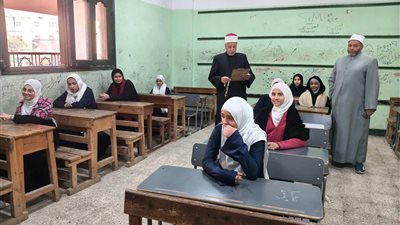 ئيس منطقة القليوبية الأزهرية يتفقد لجان امتحانات الشهادة الإعدادية