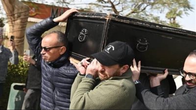 نضال الشافعي يشيع جثمان والدته إلى مثواها الأخير (صور)