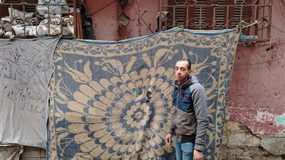 مأساة إنسانية في قلب حلوان.. شاب يفقد بصره ويعيش على الرصيف منذ عامين