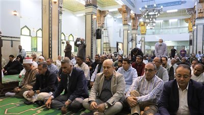 محافظ أسوان يؤدى صلاة الجمعة بمسجد منصور حمادة بشارع عباس فريد