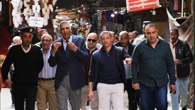 المحافظ يقود حملة مفاجئة لإعادة الانضباط ورفع الإشغالات بشوارع وأسواق مدينة أسوان