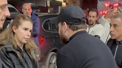 أحمد صفوت ودنيا عبد العزيز في عزاء والدة نضال الشافعي (صور)