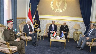 بالصور.. رئيس جامعة المنوفية يزور معسكر قوات الأمن بقويسنا 