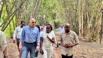 وزير الري ووزيرة البيئة الرواندية يتفقدان محمية نيانديونغو 