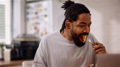 لماذا يُعدّ السلمون أفضل من البيض لخفض ضغط الدم؟