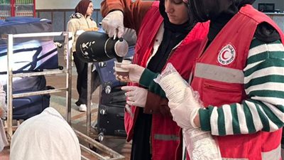 الهلال الأحمر المصري يواصل تقديم الخدمات الإنسانية إلى المرضى والمصابين بغزة
