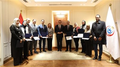 وزير الصحة يكرم الدفعة الأولى من خريجي دبلومة إدارة المستشفيات 