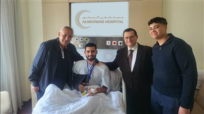رئيس نادي المصري يزور باهر المحمدي بعد عملية جراحة الترقوة