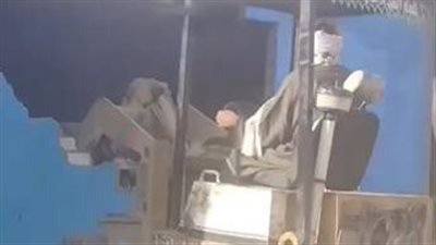 فيديو لـ«أب» يهدم منزل ابنته بـ«لودر» في دارالسلام بسوهاج