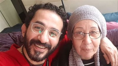 تعرض والدة أحمد حلمي لوعكة صحية