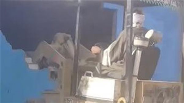 فيديو لـ«أب» يهدم منزل ابنته بـ«لودر» في دارالسلام بسوهاج