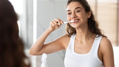 أهم من بياض الأسنان.. بماذا ينصح الأطباء للحفاظ على صحة الفم؟
