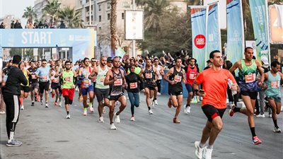وزير الشباب والرياضة يطلق شارة بدء النسخة الثانية عشرة من ماراثون القاهرة الدولي
