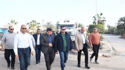 وزير الإسكان يتفقد الشاليهات والفيلات بمشروع مارينا 8 