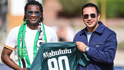 اللاعب كريستوفر موبولولو مع محمد سلامه رئيس نادي الاتحاد الس