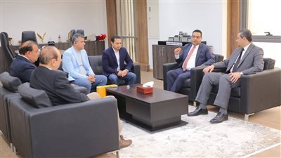 محافظ دمياط يلتقى ممثلى اللجنة الطبية العليا والاستغاثات بمجلس الوزراء 