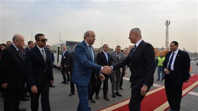 وزير الطيران اثنااء استقبال طائرة إيرباص