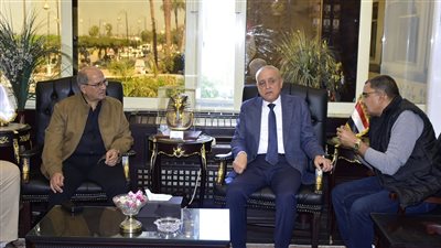بالصور.. «محافظ الأقصر» يبحث آخر المستجدات بشأن مشروعات حياة كريمة