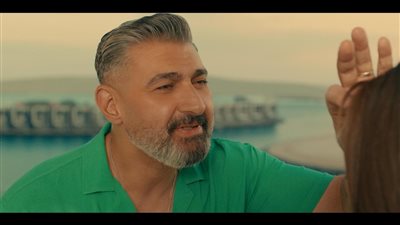 بأجواء مبهجة.. ياسر جلال يروج لمسلسله الجديد بـ 