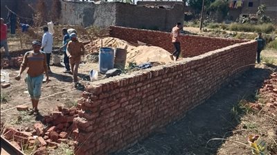 إزالة حالة بناء مخالف دون ترخيص في مدينة الأقصر