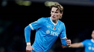 نابولي يسابق الزمن لتجديد عقد سكوت ماكتوميناي