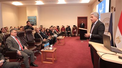 وزير السياحة والاثار اثناء اجتماعه