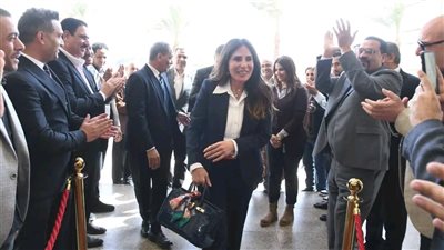 استقبال حافل بديوان الوزارة.. وزيرة الإسكان: سنعمل بروح الفريق لاستكمال مشروعات التنمية العمرانية