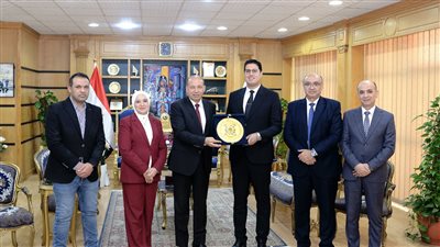 رئيس جامعة المنصورة يكرّم نائبي محافظي القاهرة والإسكندرية عقب أدائهما اليمين الدستورية