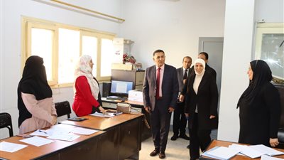 محافظ القليوبية يتفقد الديوان العام ويهنئ العاملين بحلول شهر رمضان
