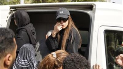 ريم مصطفى في جنازة والدتها 