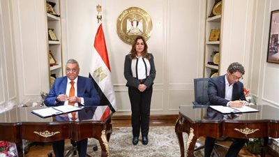 جانب من التوقيع