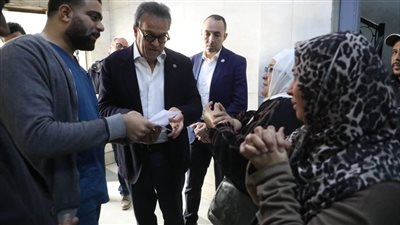 جولة مفاجئة لوزير الصحة بمستشفى السلام التخصصي