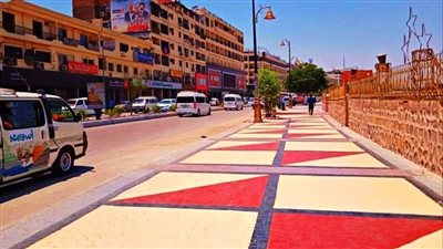 محافظ أسوان يأمر برفع لوحات ولافتات التهانى بمناسبة توليه المسئولية من الشوارع