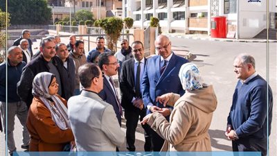 محافظ الإسكندرية يتفقد مستشفى الشاطبى لبحث أزمة تكدس مرافقي المرضى 