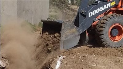 إزالة حالة تعد علي أراض زراعية خلال حملة لإزالة التعديات بالأقصر